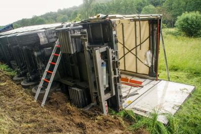 Eberdingen: LKW kommt von Fahrbahn ab und liegt im Graben.